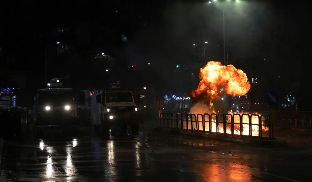 (FOTO) Neredi u Tirani: Demonstranti bacali "molotovljeve koktele" na zgradu Vlade