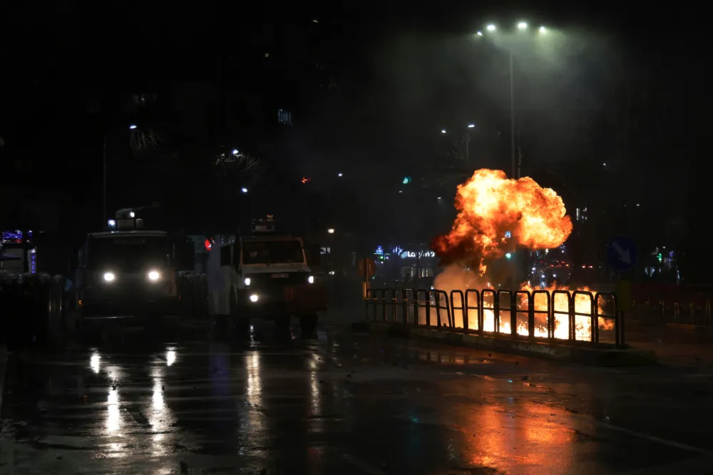 (FOTO) Neredi u Tirani: Demonstranti bacali "molotovljeve koktele" na zgradu Vlade