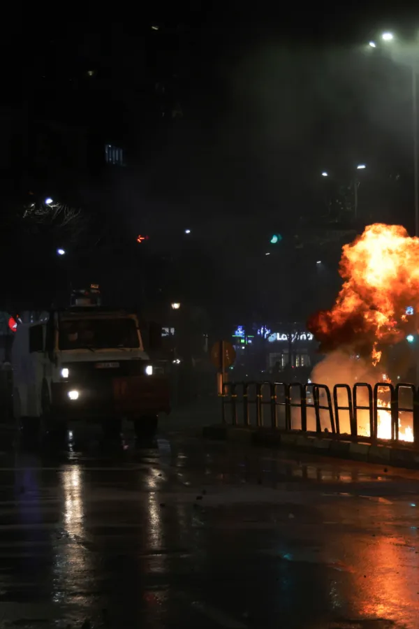 (FOTO) Neredi u Tirani: Demonstranti bacali "molotovljeve koktele" na zgradu Vlade