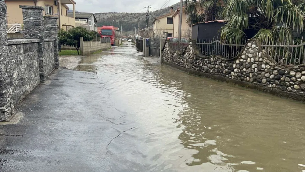 (VIDEO) Murtovina na vodi, poplavljene brojne sporedne ulice
