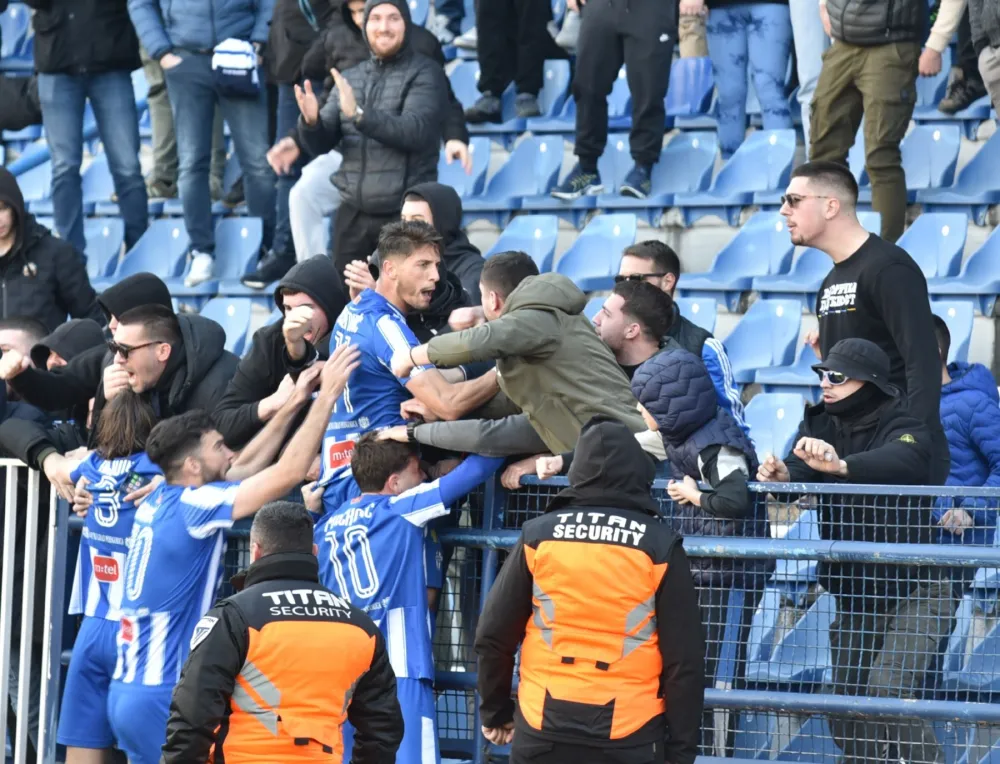 Radost Bulatovića sa navijačima