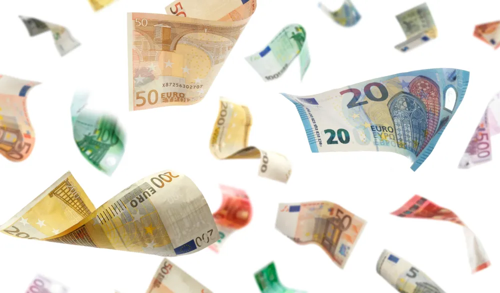 (VIDEO) U Beču sa zgrade letelo 10.000 eura: Odu&scaron;evljeni prolaznici se umalo pobili