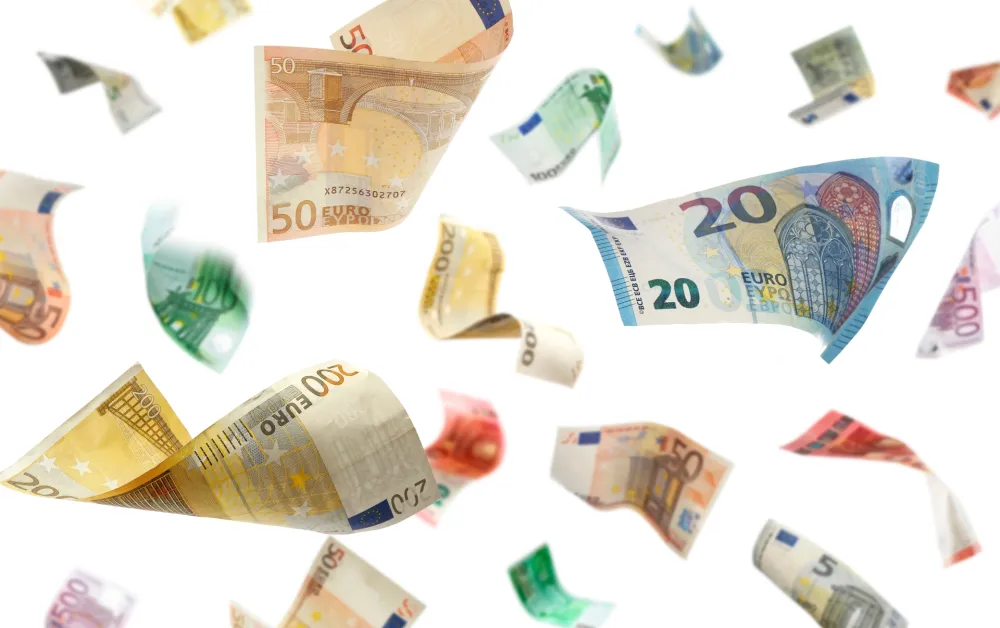 (VIDEO) U Beču sa zgrade letelo 10.000 eura: Odu&scaron;evljeni prolaznici se umalo pobili