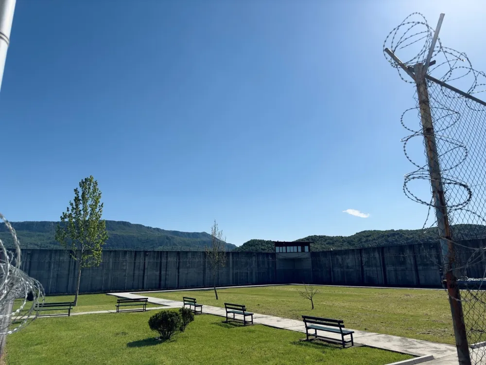 Telefoni i droga padaju s neba u UIKS