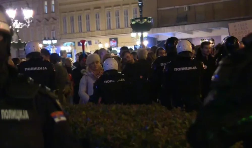 Novi Sad: Policija razdvaja dva skupa - pristalice SNS-a i studente i građane