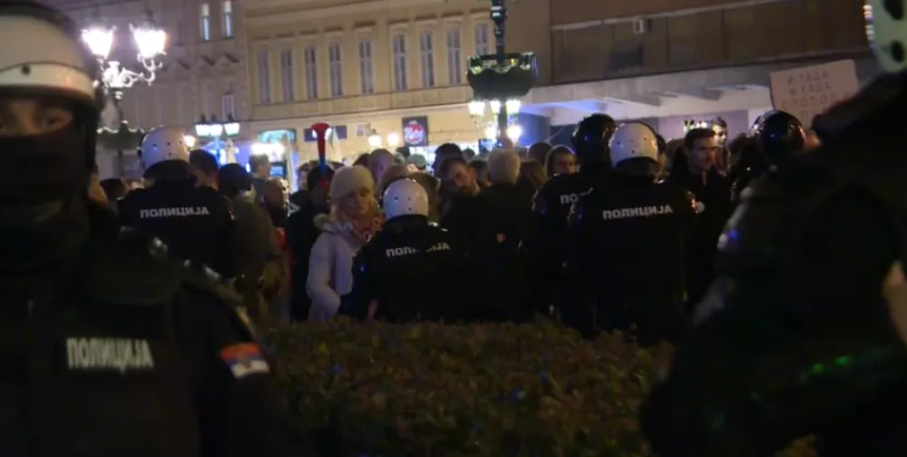 Novi Sad: Policija razdvaja dva skupa - pristalice SNS-a i studente i građane