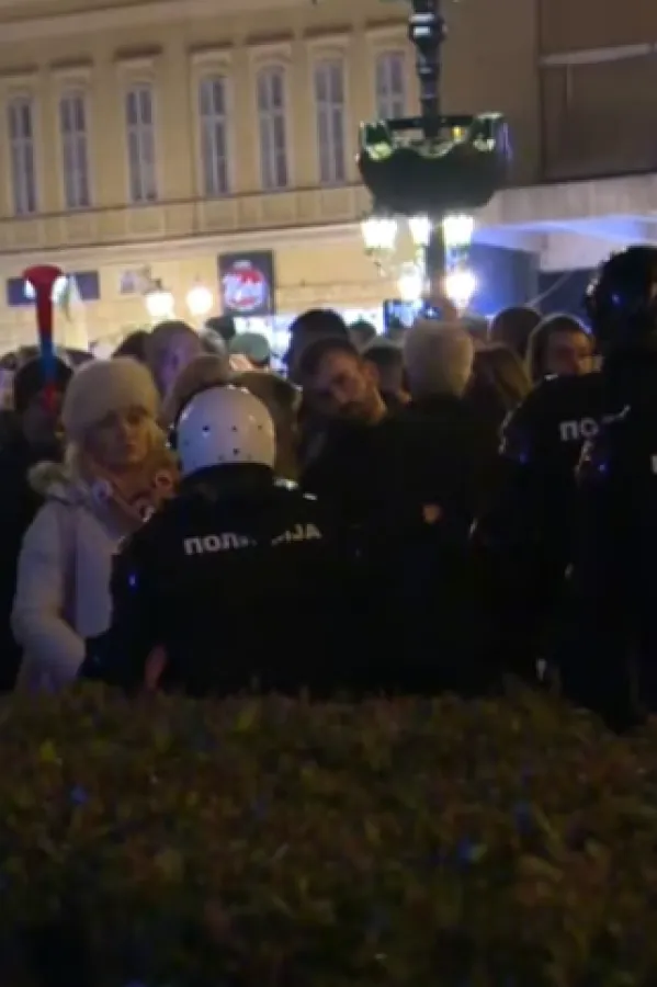 Novi Sad: Policija razdvaja dva skupa - pristalice SNS-a i studente i građane