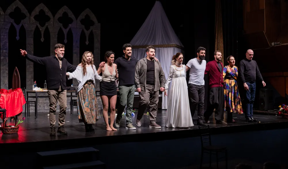 Редитељ, глумачка и ауторска екипа на сцени