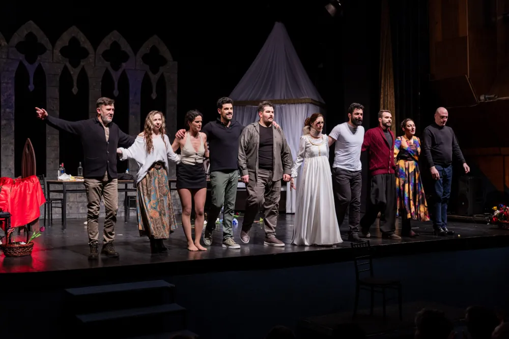 Редитељ, глумачка и ауторска екипа на сцени