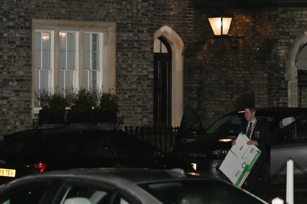 Mandelson pu&scaron;ten na slobodu uz kauciju