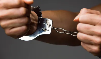 Uhap&scaron;eni Alžirac i Podgoričanin osumnjičeni za te&scaron;ke krađe i oduzimanje vozila