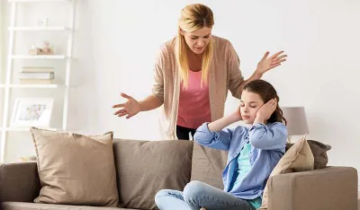 Ovo su najče&scaron;ći postupci roditelja koji kod tinejdžera izazivaju stid