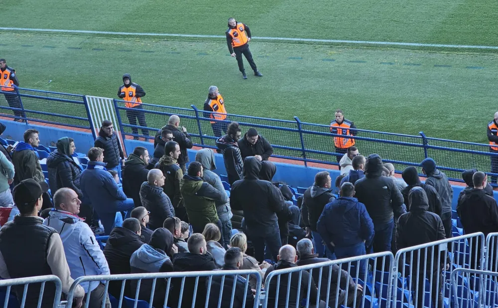 Navijači Budućnosti na zapadnoj tribini