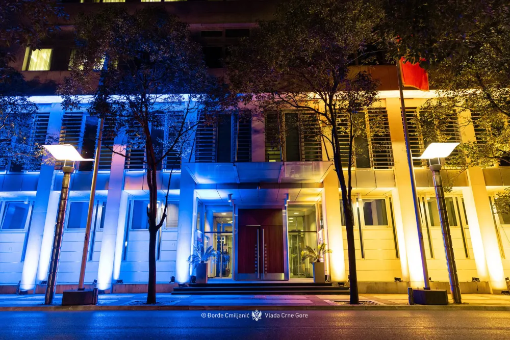 Zgrada Vlade osvijetljena bojama ukrajinske zastave