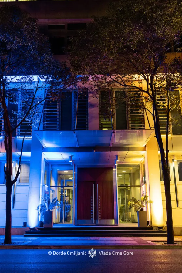 Zgrada Vlade osvijetljena bojama ukrajinske zastave