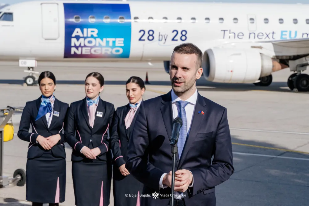 (FOTO) Vlada brendirala avion&nbsp;sa sloganom: &bdquo;28by28 - The next EU member&ldquo;