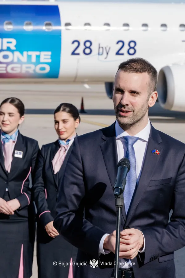 (FOTO) Vlada brendirala avion&nbsp;sa sloganom: &bdquo;28by28 - The next EU member&ldquo;