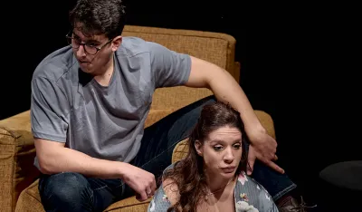 SCENA IZ PREDSTAVE "MALI BRAČNI ZLOČINI"