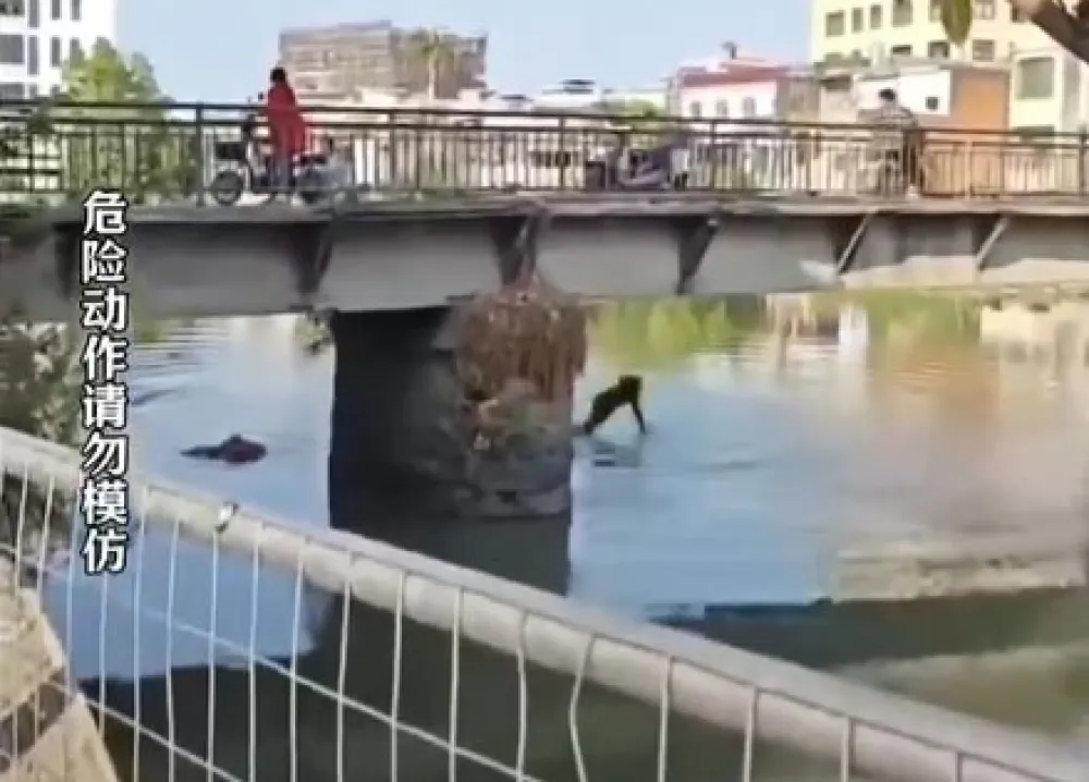 (VIDEO) Mu&scaron;karac se posvađao sa suprugom pa bacio dijete s mosta