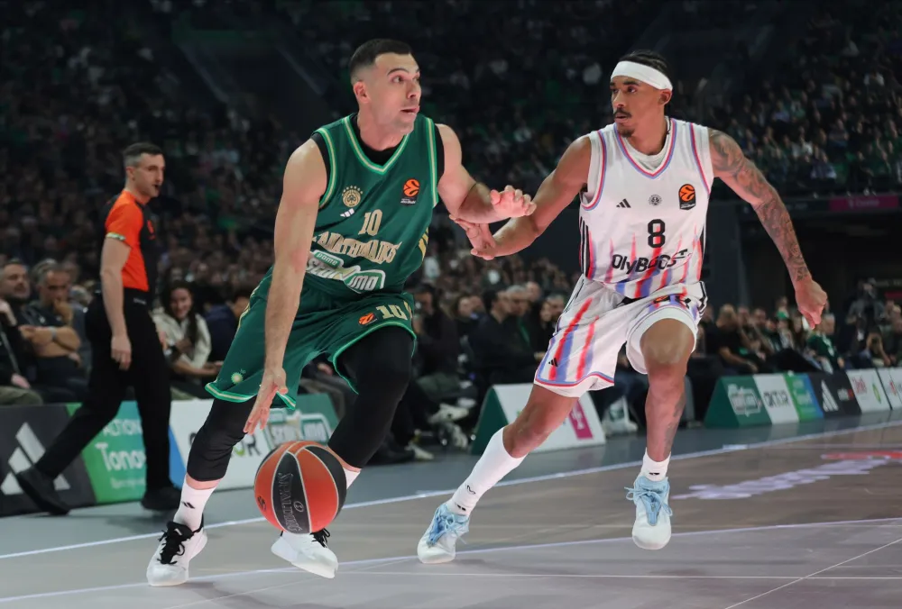 Са меча из Атине