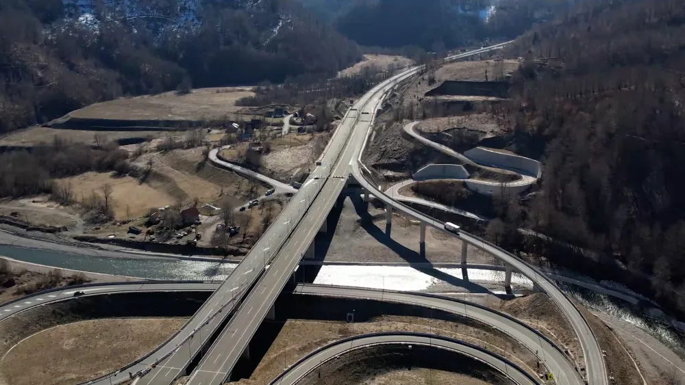 (FOTO/VIDEO) Pogledajte kadrove iz vazduha prioritetne dionice autoputa Bar &ndash; Boljare