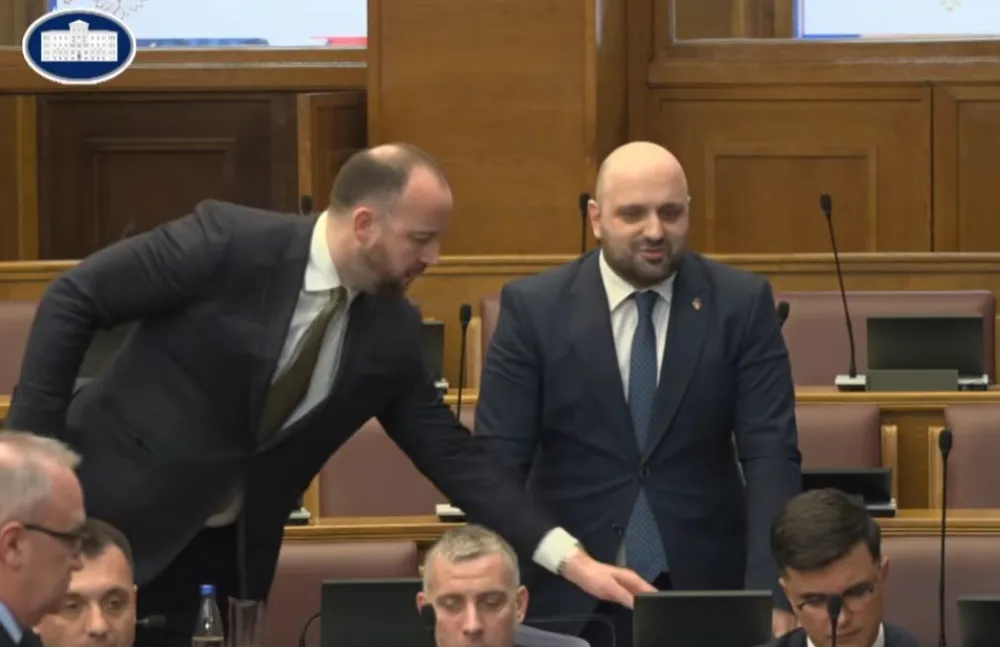 Napeto u Skup&scaron;tini: Nikolić isključio mikrofon Božoviću, sjednica prekinuta