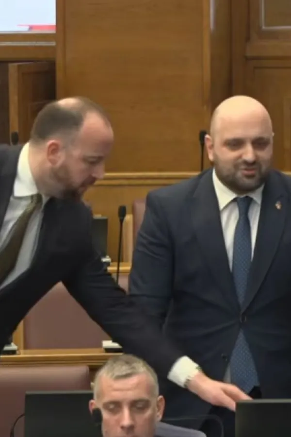 Napeto u Skup&scaron;tini: Nikolić isključio mikrofon Božoviću, sjednica prekinuta
