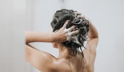 Evo koliko tačno minuta bi trebalo da ostavimo &scaron;ampon na kosi prije ispiranja