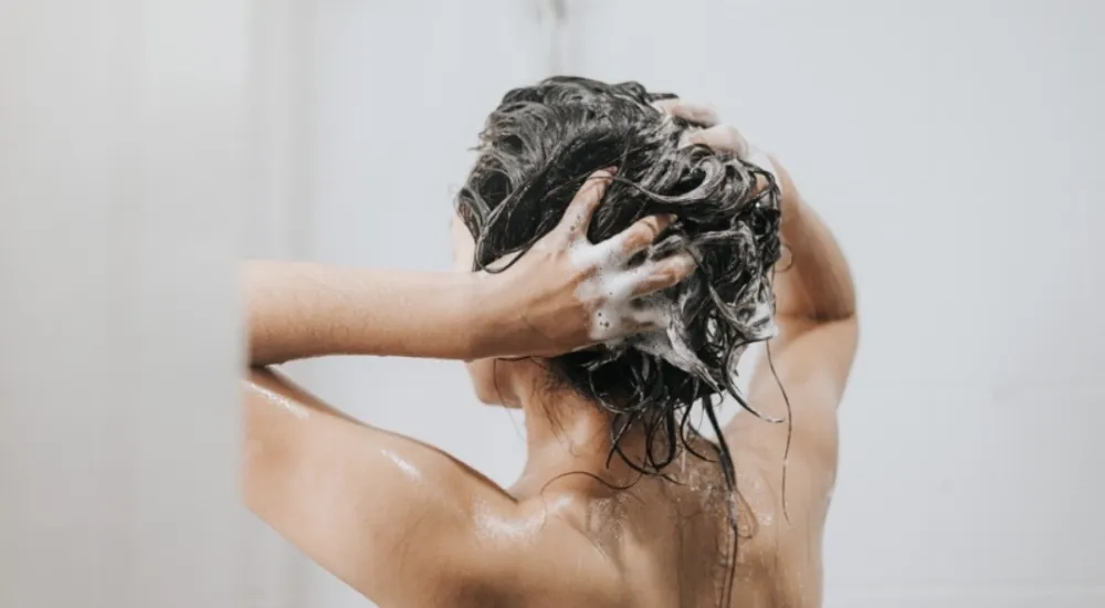 Evo koliko tačno minuta bi trebalo da ostavimo &scaron;ampon na kosi prije ispiranja