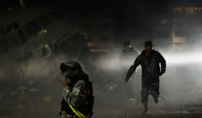 (VIDEO) Sru&scaron;io se avion koji prevozio nove novčanice, ljudi ginuli skupljajući novac