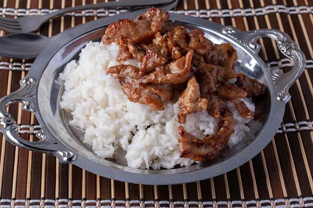 Pripremite sočne teleće odreske u umaku s rižom