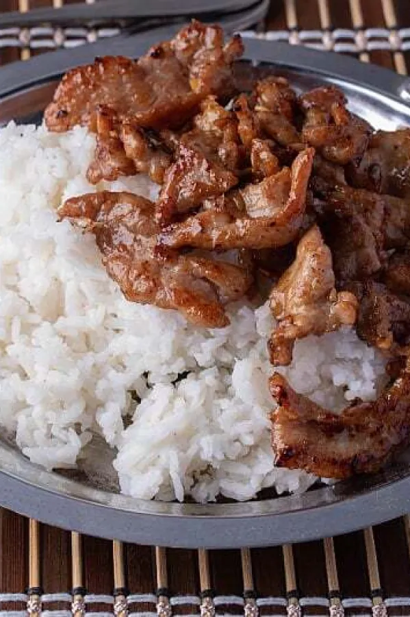 Pripremite sočne teleće odreske u umaku s rižom