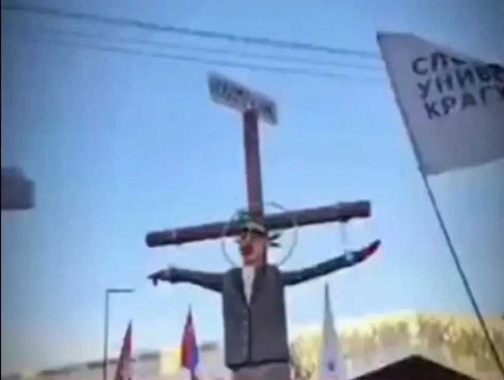 Demonstranti u Ni&scaron;u nosili lutku Aleksandra Vučića razapetu na krst, on im poručio: Podstrek za jo&scaron; snažniju borbu