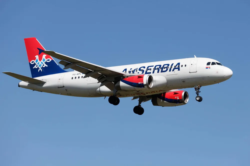 Prvi avion sa evakuisanim državljanima Srbije sletio u Beograd