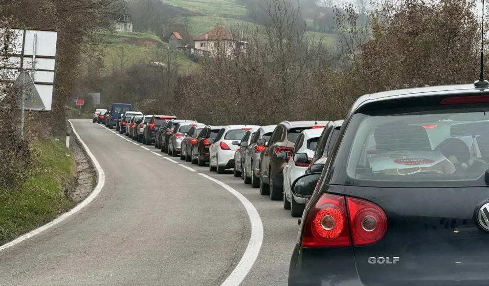 Na nekim dionicama na sjeveru vidljivost smanjena, povremeni radovi na putu