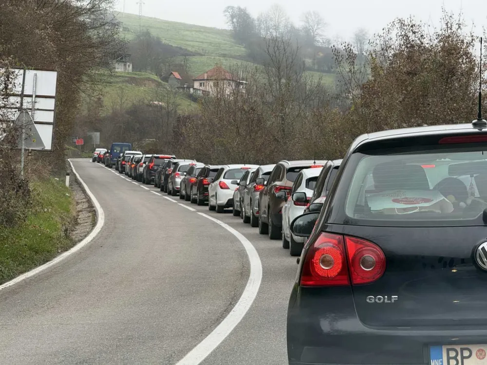 Na nekim dionicama na sjeveru vidljivost smanjena, povremeni radovi na putu