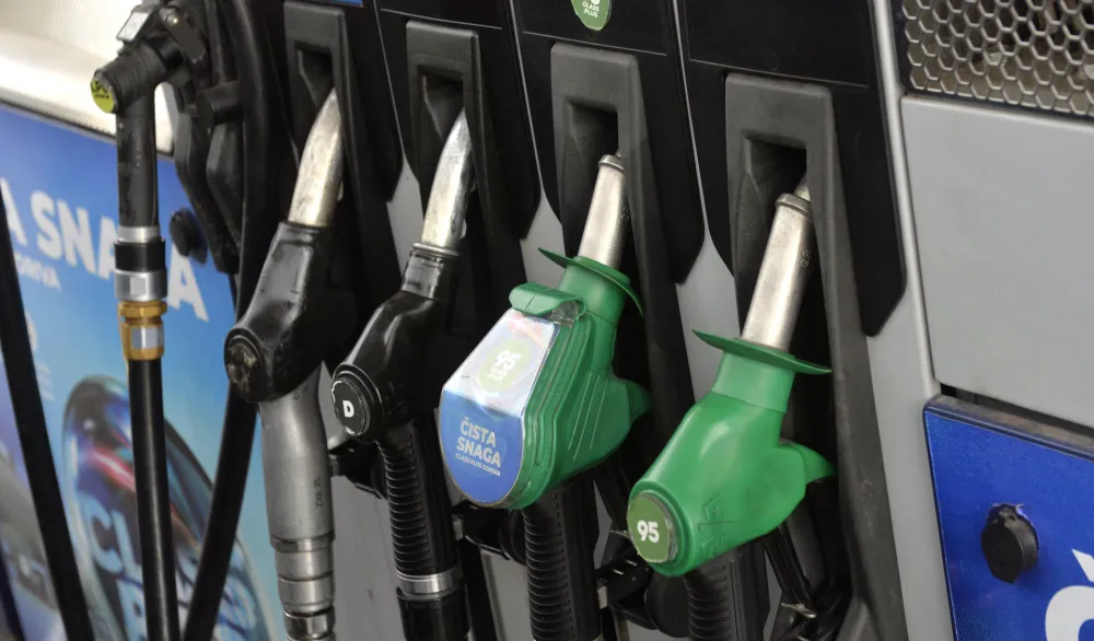 benzinska pumpa, benzin, nafta, poskupljenje goriva, Ina pumpa, ina, tocenje goriva, automati za gorivo