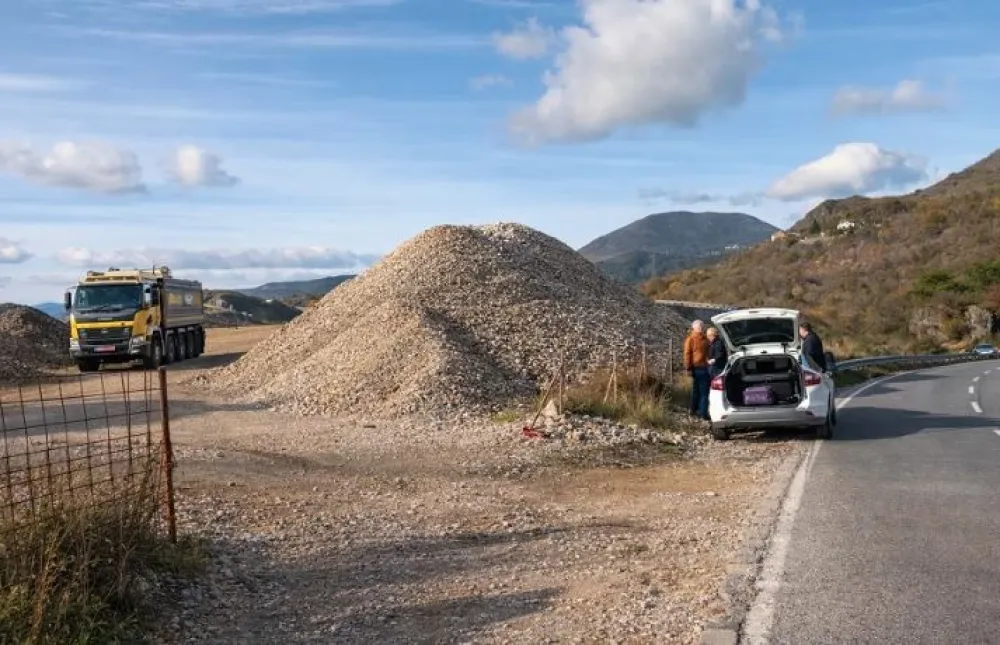 Zapečaćeno devet divljih deponija u Budvi, krivične prijave za prekr&scaron;ioce