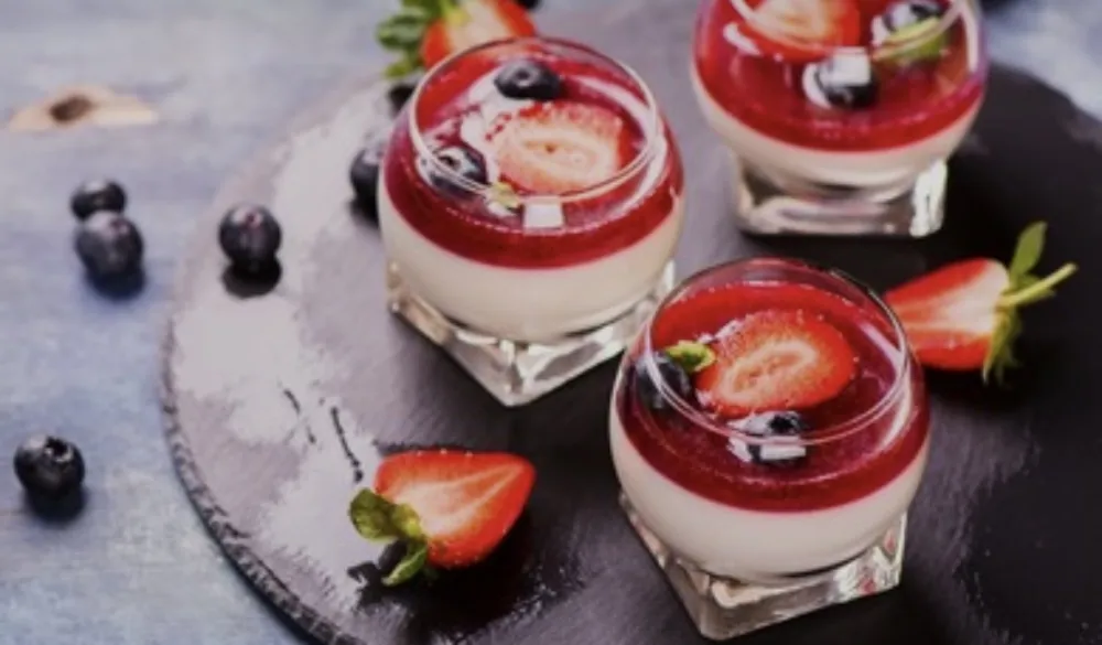 Panna cotta savr&scaron;en desert s malo sastojaka