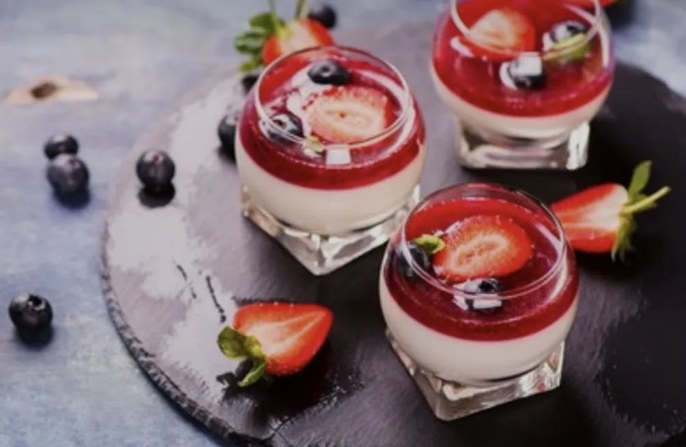 Panna cotta savr&scaron;en desert s malo sastojaka