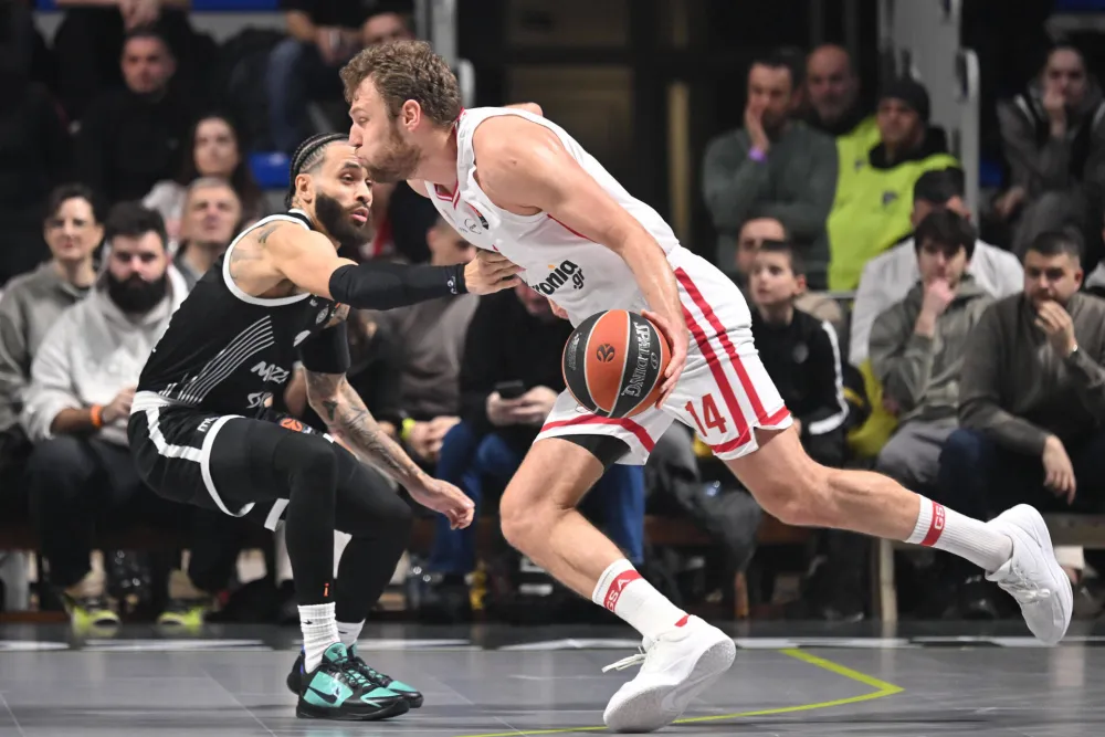 Саша Везенков