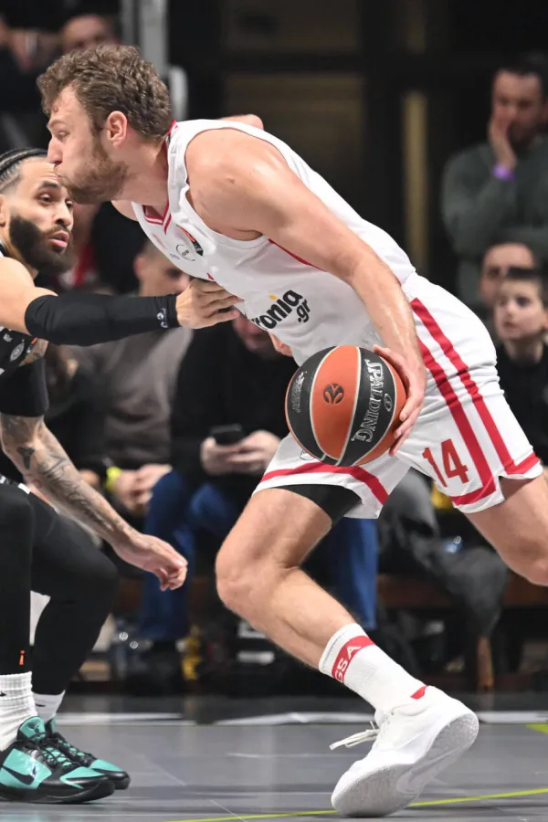 Саша Везенков