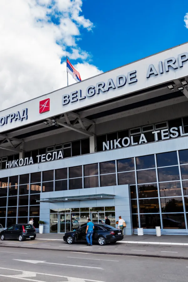 Jo&scaron; jedan avion iz Dubaija sletio u Beograd