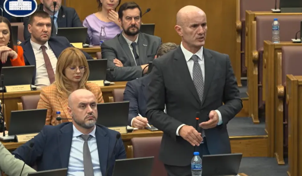 Laković podnio ostavku na funkcije u PES-u i Skup&scaron;tini, zadržava mandat