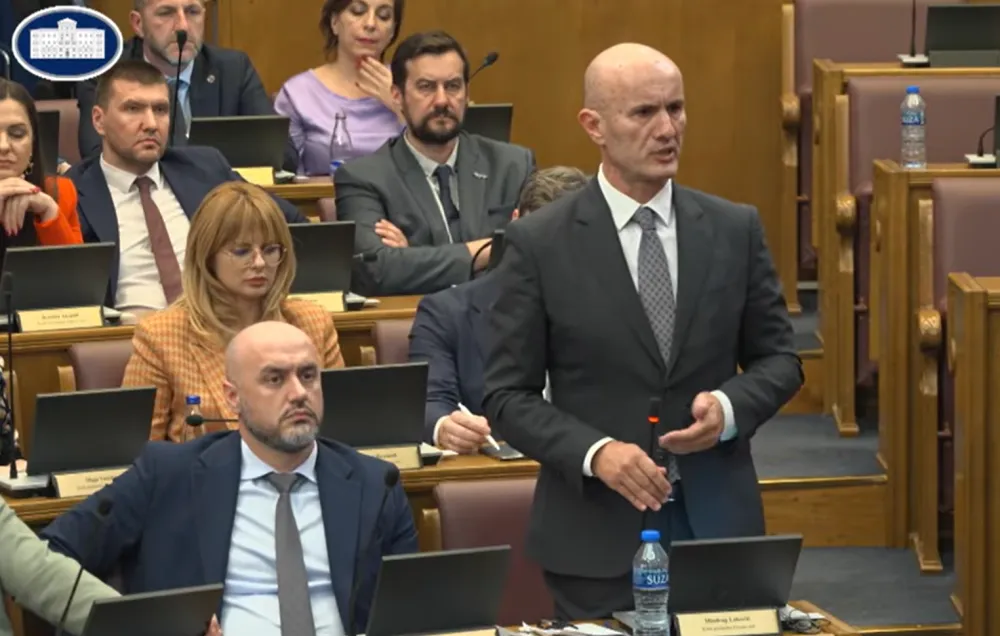 Laković podnio ostavku na funkcije u PES-u i Skup&scaron;tini, zadržava mandat