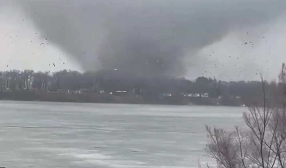 (VIDEO) Jaki tornado pogodio SAD, desetine povrijeđenih