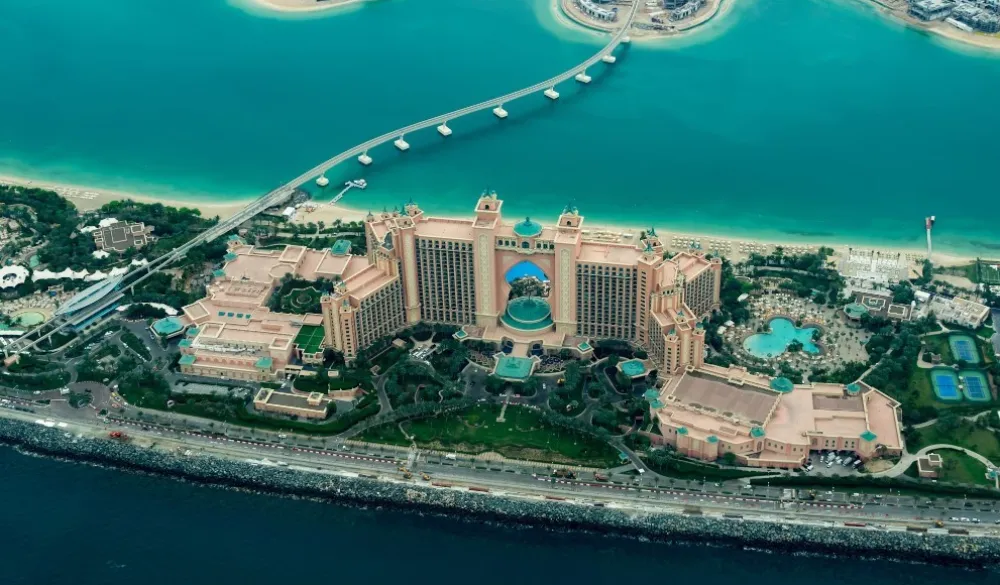 (VIDEO) Krhotine raketa o&scaron;tetile luksuznu zgradu u Dubaiju: Dio grada hitno evakuisan