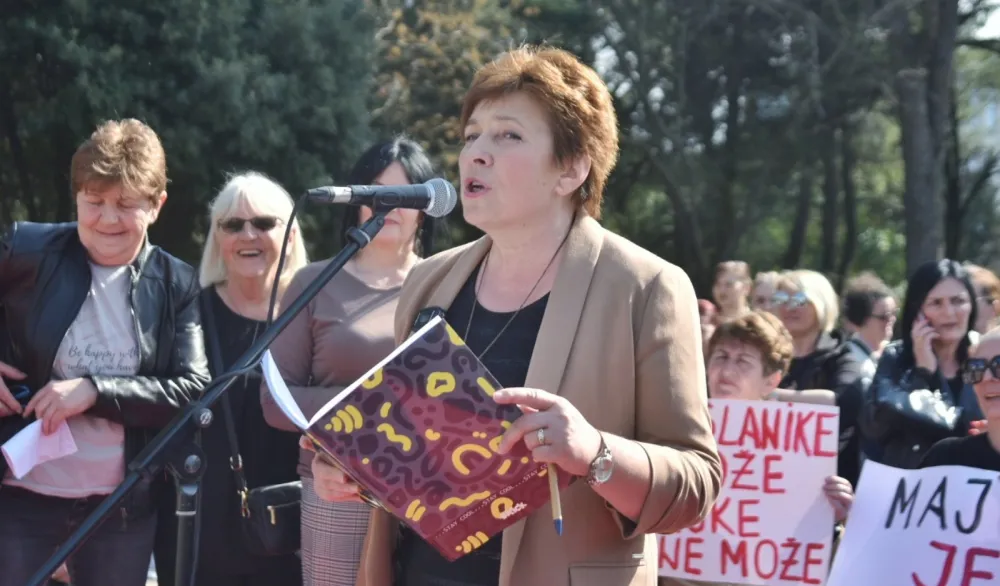 (VIDEO) Protest majki sa troje i vi&scaron;e djece -&nbsp;Apel za ispravku nepravde i uvećanje nadoknada
