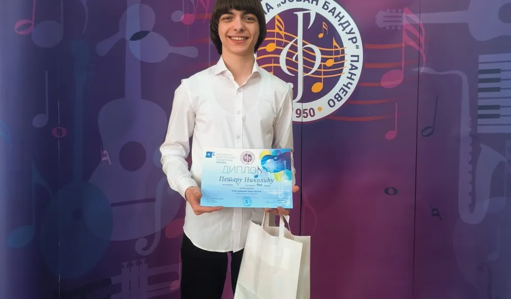 Nikolić s nagradom u rukama