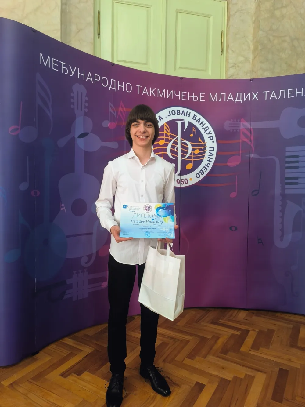 Nikolić s nagradom u rukama